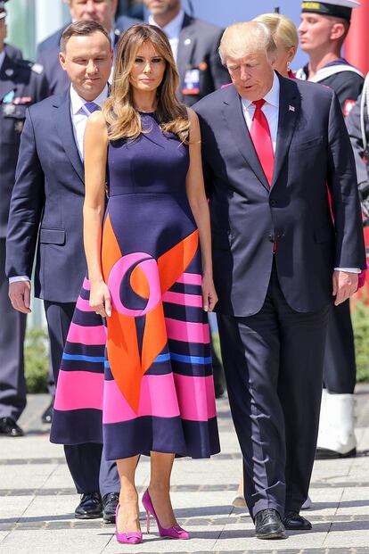 Melania Trump eligió una firma española para asistir a un acto oficial en su viaje a Polonia. La primera dama estadounidense lució un colorido diseño de la colección Prefall 2017 de Delpozo.