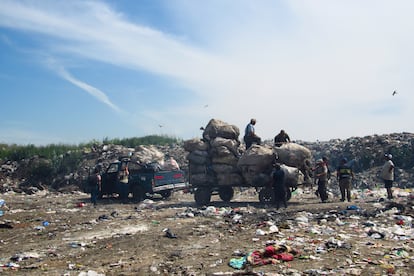 El 33% de quienes 'trabajan' en Luján son mujeres que se acercan, principalmente, a buscar comida y ropa para sus hijos. Un 40% de los recicladores aquí tienen menos de 18 años. 