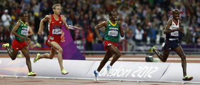 Rupp, tercero por la izquierda, llega a meta tras Farah y Tariku Bekele.