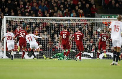 Joaquín Correa scores Sevilla’s equalizer.