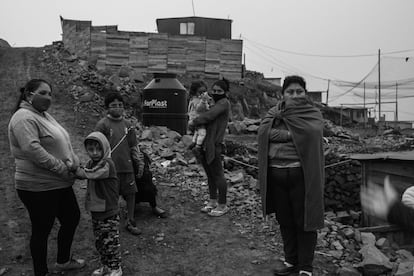 Un grupo de vecinas con sus hijos esperan en lo alto del cerro de Valle del Sol. La señal de Internet no llega a las zonas bajas, así que muchas vecinas tienen que subir con sus niños para que puedan hacer sus tareas escolares con el celular en la parte de arriba, donde sí que llega. Mientras los estudiantes hacen las tareas, ellas se reúnen para conversar.