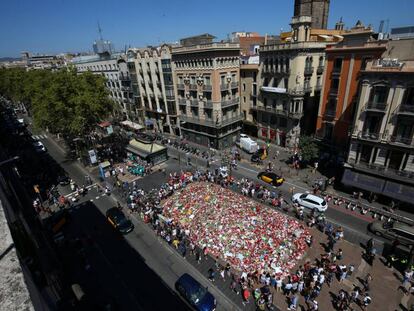 Homenatge a les v&iacute;ctimes a la Rambla.