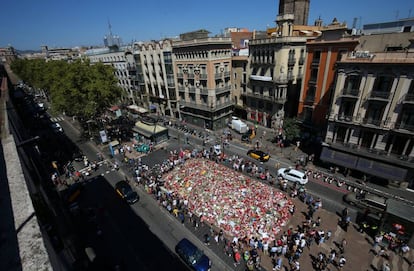 Homenatge a les víctimes a la Rambla.