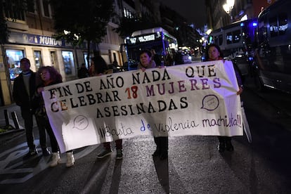 Un grupo de personas que se ha concentrado para protestar por el repunte de asesinatos machistas este mes portan una pancarta, frente al Ministerio de Justicia, este jueves, en Madrid.