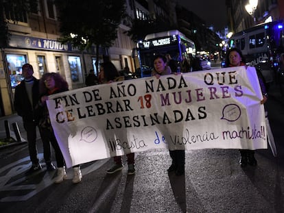 Un grupo de personas que se ha concentrado para protestar por el repunte de asesinatos machistas este mes portan una pancarta, frente al Ministerio de Justicia, este jueves, en Madrid.