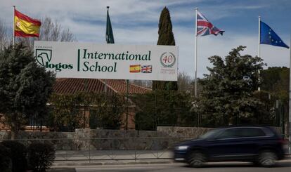 Entrada al colegio Logos Internacional de Las Rozas, ayer. 