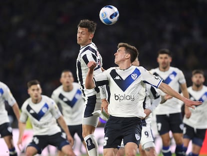 Jugadores de Vélez con el auspicio de la casa de apuestas Bplay en su casaca, durante el partido contra Talleres de Córdoba por la Copa Libertadores, el 10 de agosto de 2022.