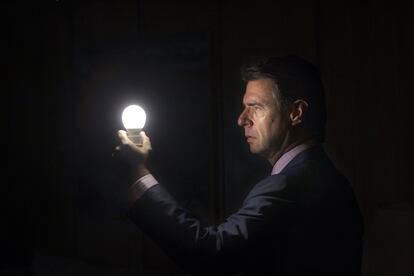 José Manuel Soria, que se ha encargado de la gestión energética en el Gobierno de Rajoy, sujeta una bombilla en septiembre de 2012.