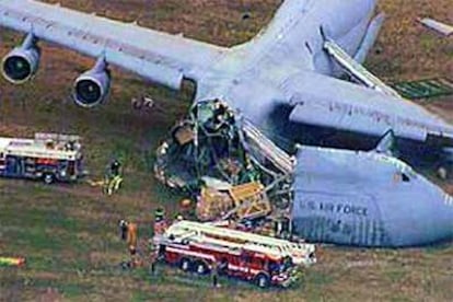 Una imagen de televisión muestra el avión militar de transporte C-5 Galaxy, cerca de la base aérea militar de Dover, tras estrellarse durante la maniobra de despegue.