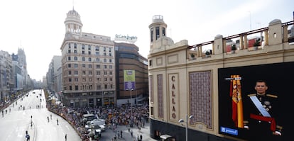 Una pantalla gigante sigue en directo la coronación de Felipe VI en la plaza de Callao.