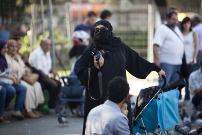 Una mujer con ‘niqab’ en la plaza de Catalunya, en 2011.