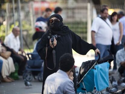 Una mujer con ‘niqab’ en la plaza de Catalunya, en 2011.