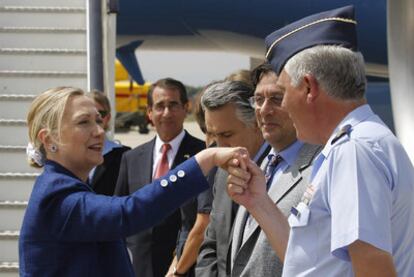 Hillary Clinton saluda al general Luis Miguel Yagüe, jefe de la base de Torrejón.