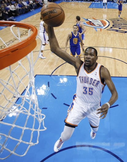 Kevin Durant realiza un mate durante el partido ante Golden State Warriors