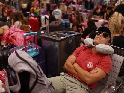 Pasajeros en la estación de Sants de Barcelona afectados por los retrasos de sus trenes. Foto: Albert Garcia.