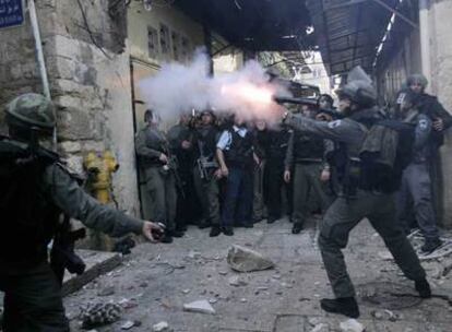 Un policía israelí lanza gases lacrimógenos durante los disturbios de ayer en Jerusalén.