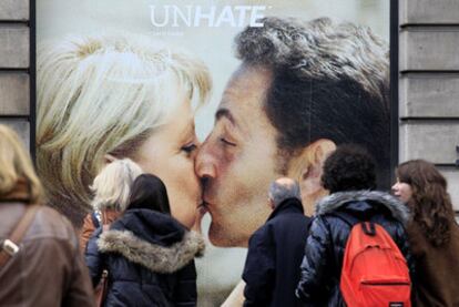 Un fotomontaje de Angela Merkel y Nicolas Sarkozy, en el escaparate de una tienda Benetton de París.