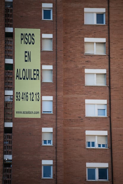 Anuncio de alquiler de pisos en un edificio de Barcelona, el pasado 19 de enero.