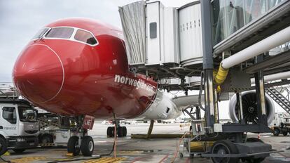 Un avi&oacute;n de Norwegian en el aeropuerto de el Prat en Barcelona.