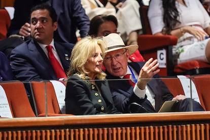 La primera dama de Estados Unidos, Jill Biden y el embajador Ken Salazar, hablan durante la ceremonia de toma de protesta de Claudia Sheinbaum.