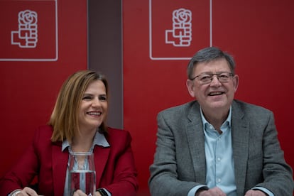 El expresidente de la Generalitat, Ximo Puig, con la delegada del Gobierno en la Comunidad Valenciana, Pilar Bernabé.