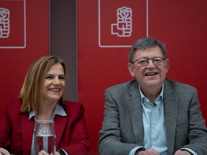 El expresidente de la Generalitat, Ximo Puig, con la delegada del Gobierno en la Comunidad Valenciana, Pilar Bernabé.