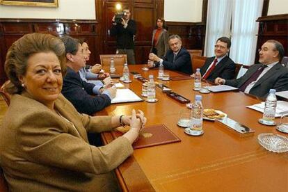Los representantes de la FEMP Rita Barberá y Francisco Vázquez, a su izquierda, en la reunión con los ministros Solbes y Sevilla, a la derecha.