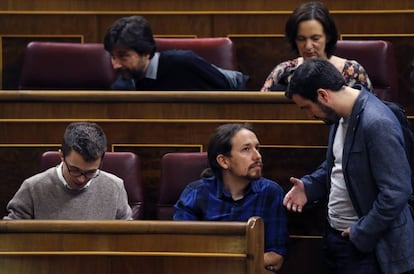 Alberto Garz&oacute;n, portavoz de IU, (derecha) conversa con Pablo Iglesias, l&iacute;der de Podemos, en el pleno del Congreso.