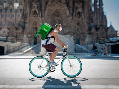 Repartidores de comida trabajan por las calles de Barcelona. (Foto: JUAN BARBOSA)