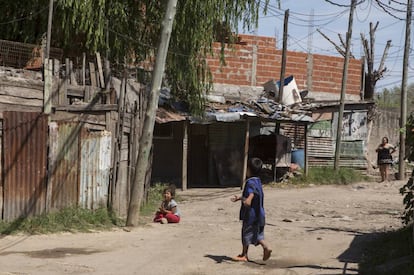 Un par de niños en una de las calles de Villa Inflamable.