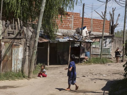 Un par de niños en una de las calles de Villa Inflamable.