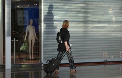 Comercios cerrados en el aeropuerto de Josep Tarradellas Barcelona-El Prat.