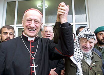 Yasir Arafat, a la derecha, y el cardenal Roger Etchegaray, enviado del Papa, se cogen de la mano en Ramala.