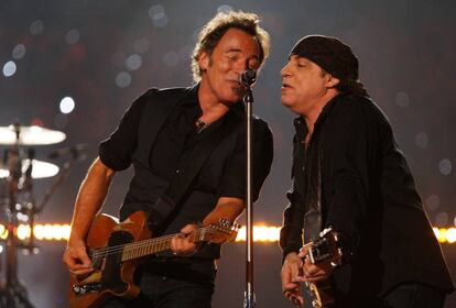 Bruce Springsteen, a la izquierda, junto a Little Steven, a la derecha.