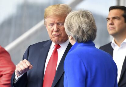 El presidente Donald Trump durante una conversación con la primera ministra británica, Theresa May. 