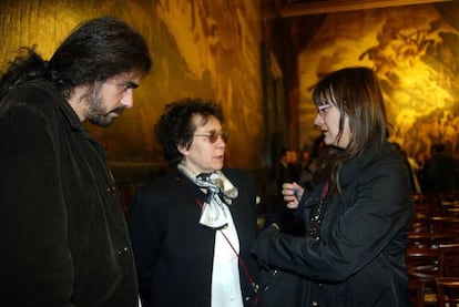 Lola Salvador, flanqueada por Fernando León de Aranoa e Isabel Coixet.