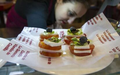 Tapas en un puesto del cordobés mercado Victoria.