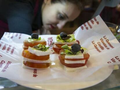 Tapas en un puesto del cordobés mercado Victoria.