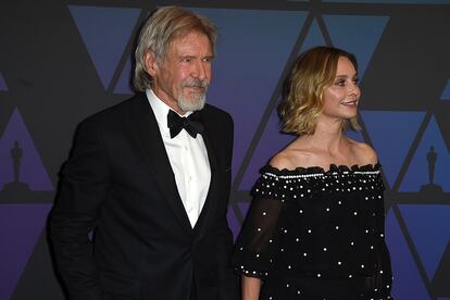 Harrison Ford y Calista Flockhart

Derramando su bebida sobre él intencionadamente. Así, tirando de manido detonante argumental de comedia romántica consiguió la protagonista de Ally McBeal conocer a Harrison Ford en los Globos de Oro de 2002. Dos años después ya eran pareja oficial y, a pesar de que la diferencia de edad entre ellos –22 años– generó polémica en los tabloides, este 2020 cumplirán diez años como marido y mujer.