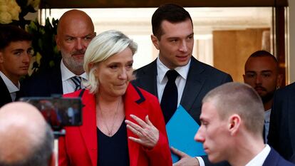 La líder del partido de extrema derecha francés Reagrupamiento Nacional, Marine Le Pen, y su candidato a primer ministro, Jordan Bardella.