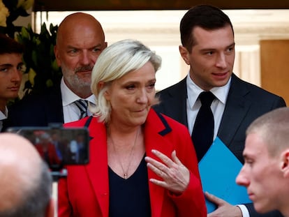 La líder del partido de extrema derecha francés Reagrupamiento Nacional, Marine Le Pen, y su candidato a primer ministro, Jordan Bardella.