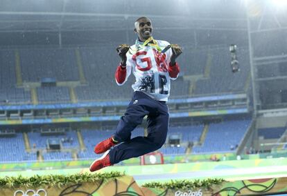 Mohamed Farah da Grã-Bretanha comemora a medalha de ouro nos 5000m.