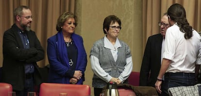 Los familiares de las víctimas e Iglesias, el lunes.