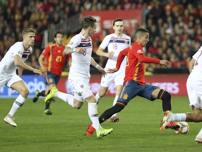 Rodrigo, entre jugadores noruegos.