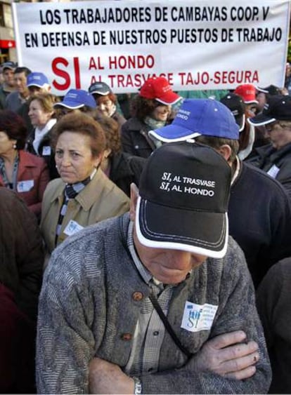 Un momento de la manifestación de regantes, ayer, en Elche.