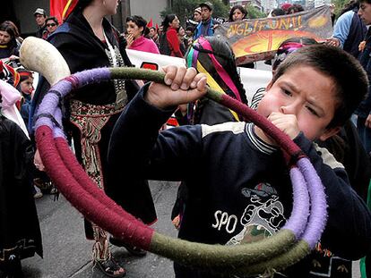 Un niño chileno toca la trutruca