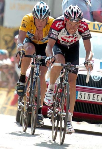 Basso, por delante de Armstrong, en la etapa de ayer.
