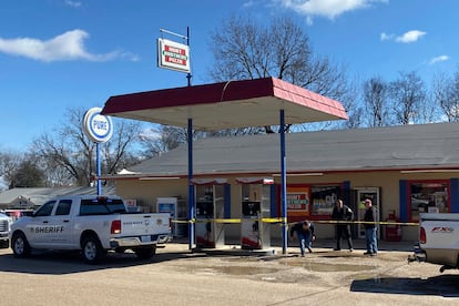 Law enforcement personnel at the scene of a shooting in Arkabutla, Miss. on Friday.