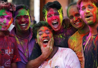 Jóvenes con la cara cubierta con pigmentos de colores participan en el festival Holi, la celebración del equinoccio de primavera, en Bombay (India), 27 de marzo de 2013.