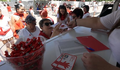 Punto de información de la campaña contra las agresiones sexuales en Pamplona durante los sanfermines de 2025.